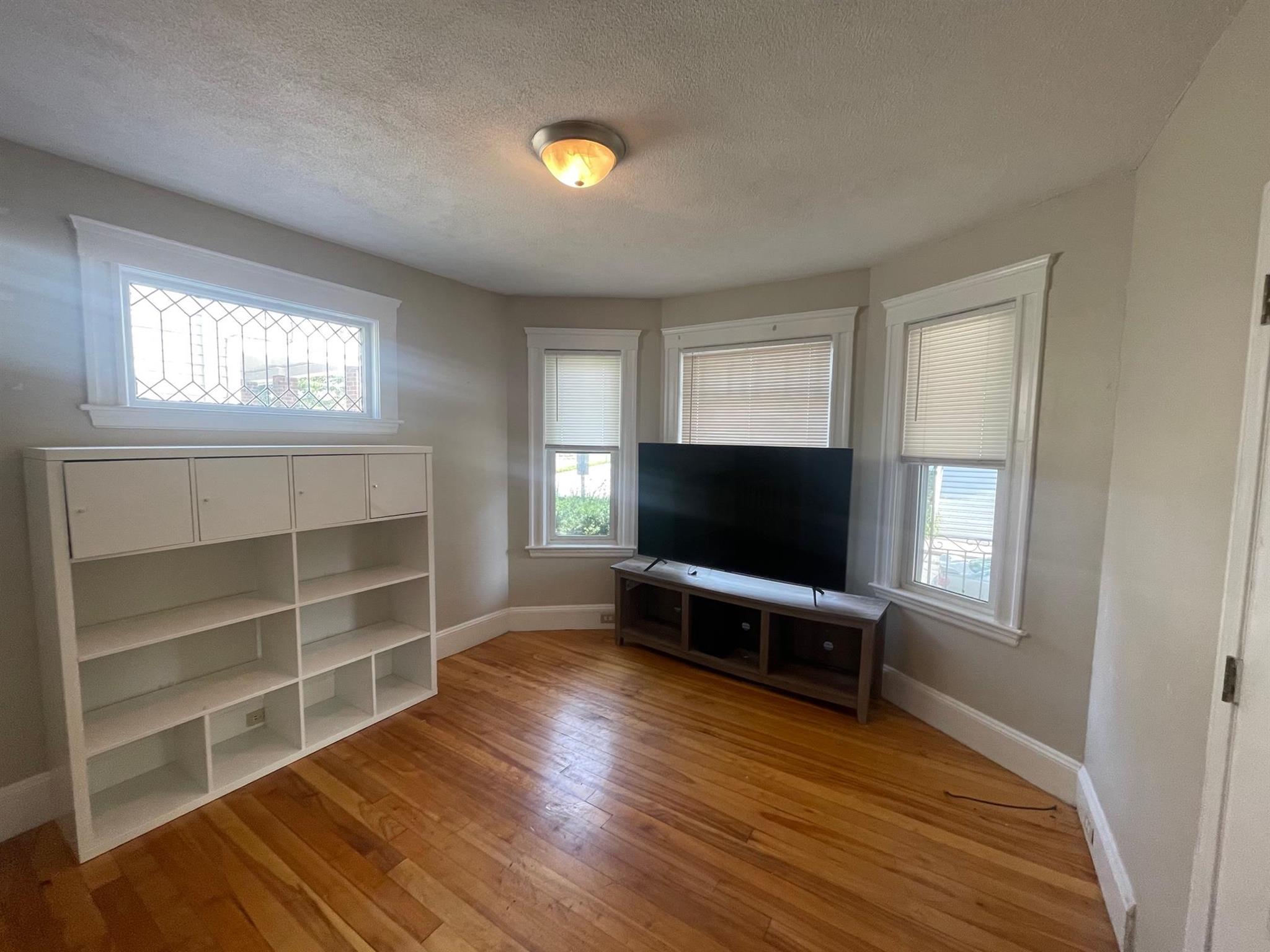 3 bed, 1 bath apartment for rent at 127 West Adams St Unit 1, Teele Square — photo 2 of 12