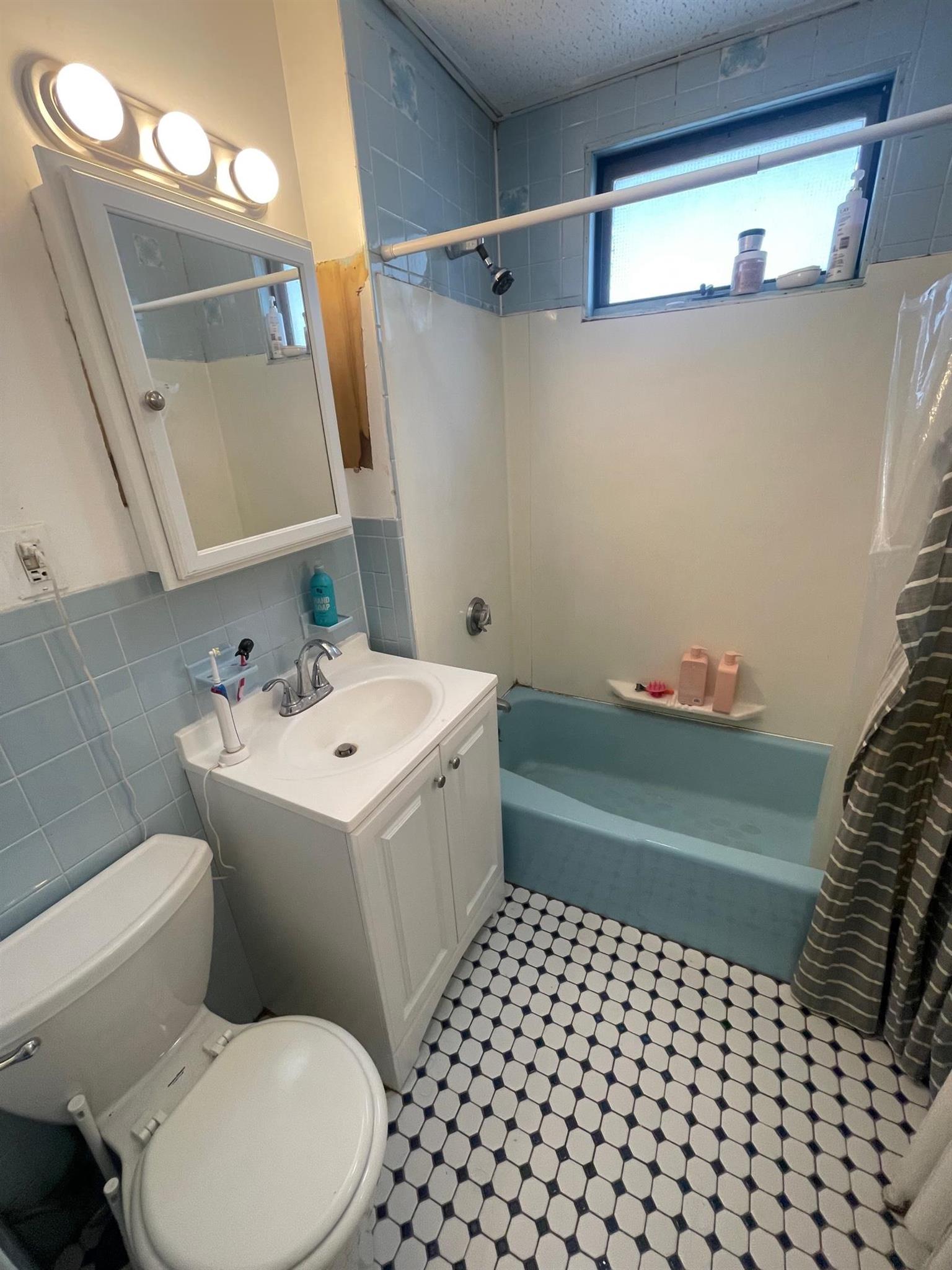 3 bed, 1 bath apartment for rent at 127 West Adams St Unit 1, Teele Square — photo 6 of 12