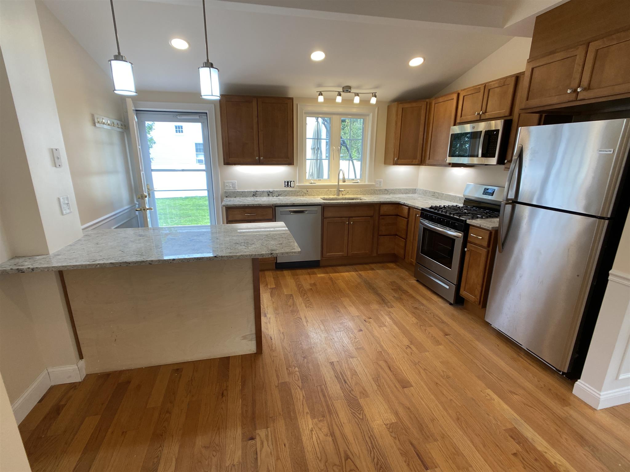 2 bed, 1.5 bath apartment for rent at 9 Winthrop Cr Unit 9, Medford — photo 4 of 22