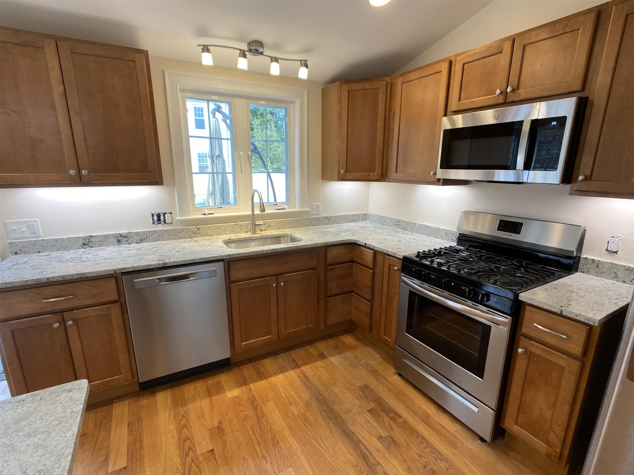 2 bed, 1.5 bath apartment for rent at 9 Winthrop Cr Unit 9, Medford — photo 2 of 22