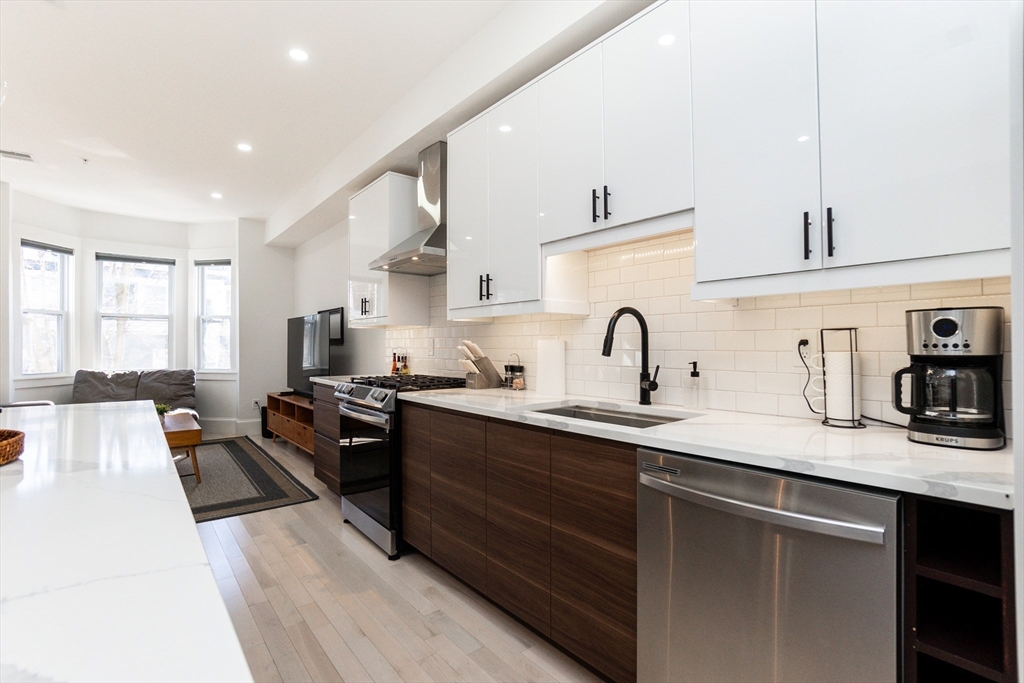 28 Telegraph St, South Boston