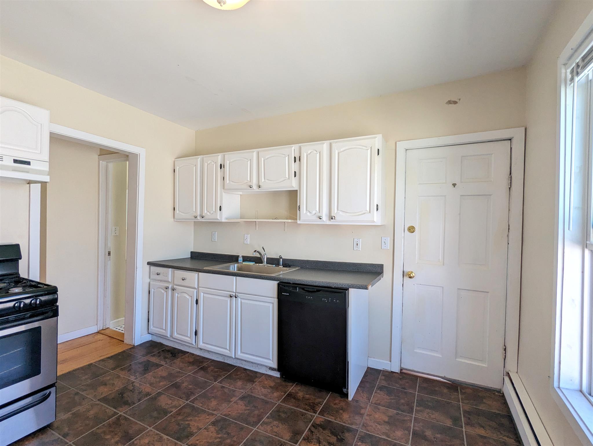 2.5 bed, 1 bath apartment for rent at 71 Winchester St Unit 3, Tufts University — photo 3 of 17