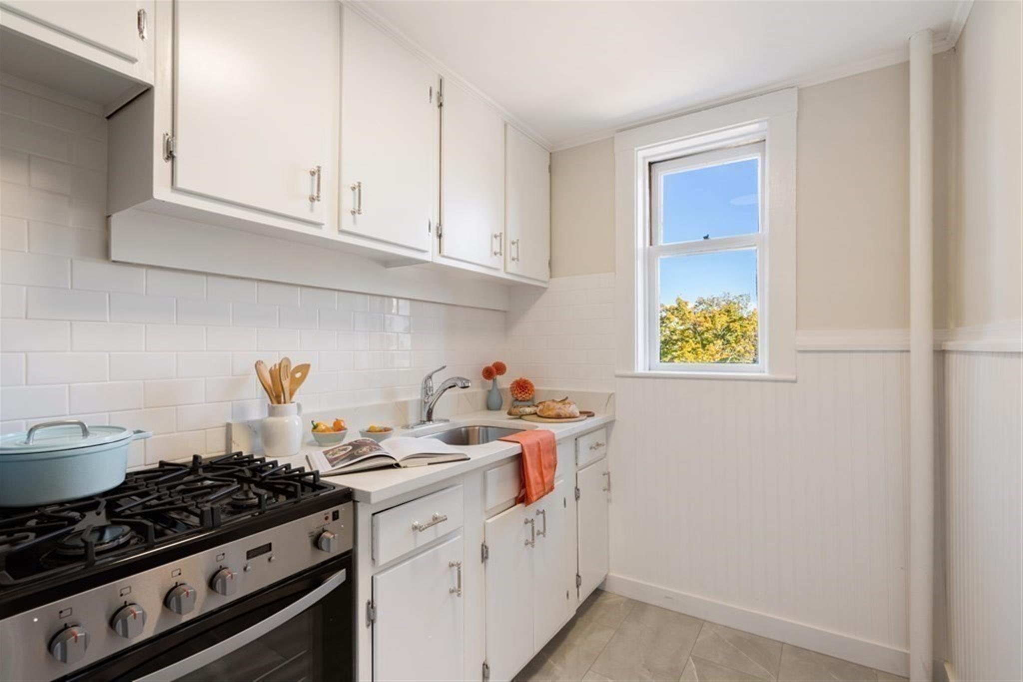 2.5 bed, 1 bath apartment for rent at 10 Dana St Unit 305, Central Square — photo 6 of 10