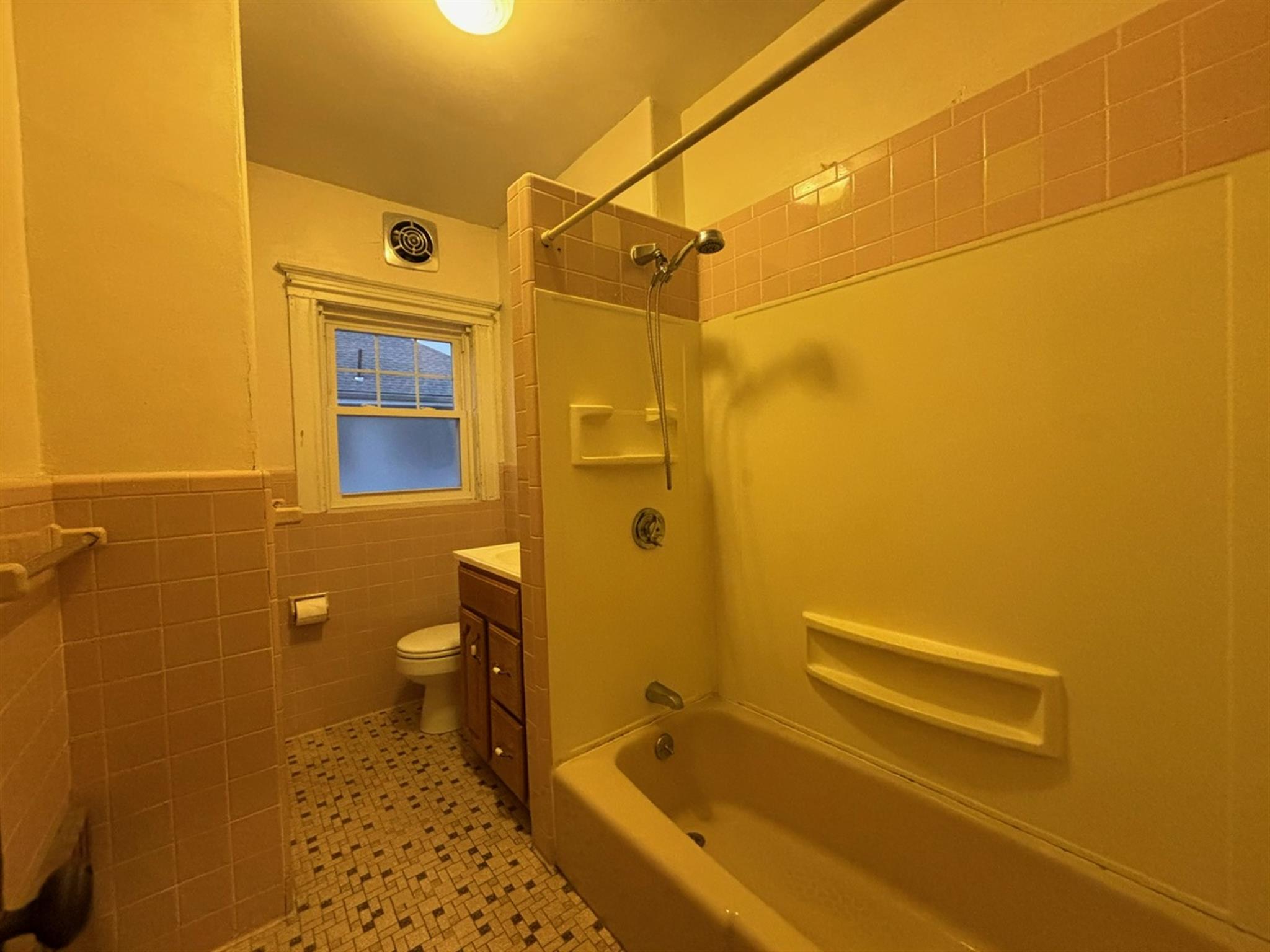 1.5 bed, 1 bath apartment for rent at 169 School St Unit 2, Mount Auburn (Watertown) — photo 5 of 11