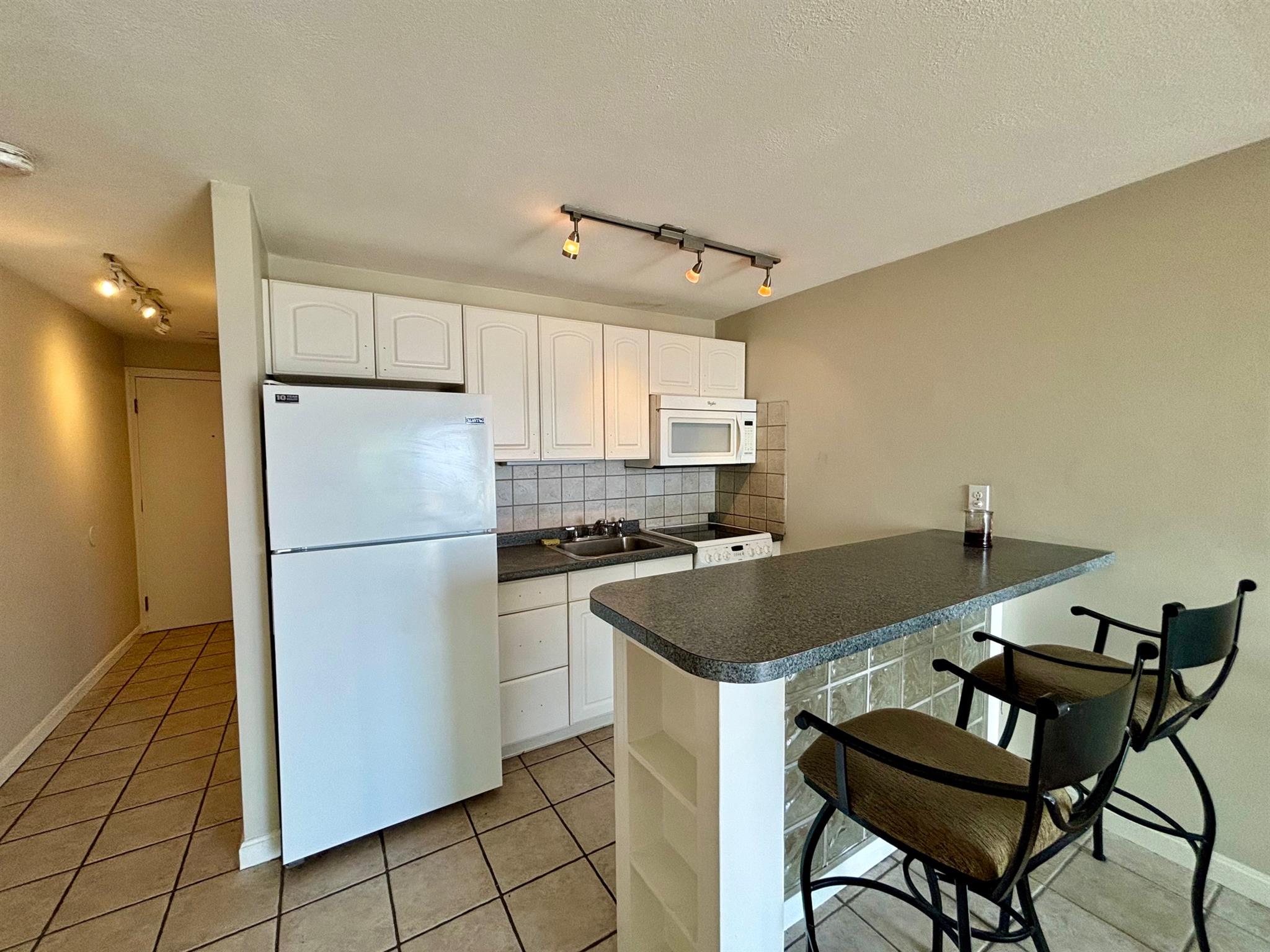 Studio bed, 1 bath apartment for rent at 383 Revere Beach Pkwa Unit 4, Revere — photo 9 of 14