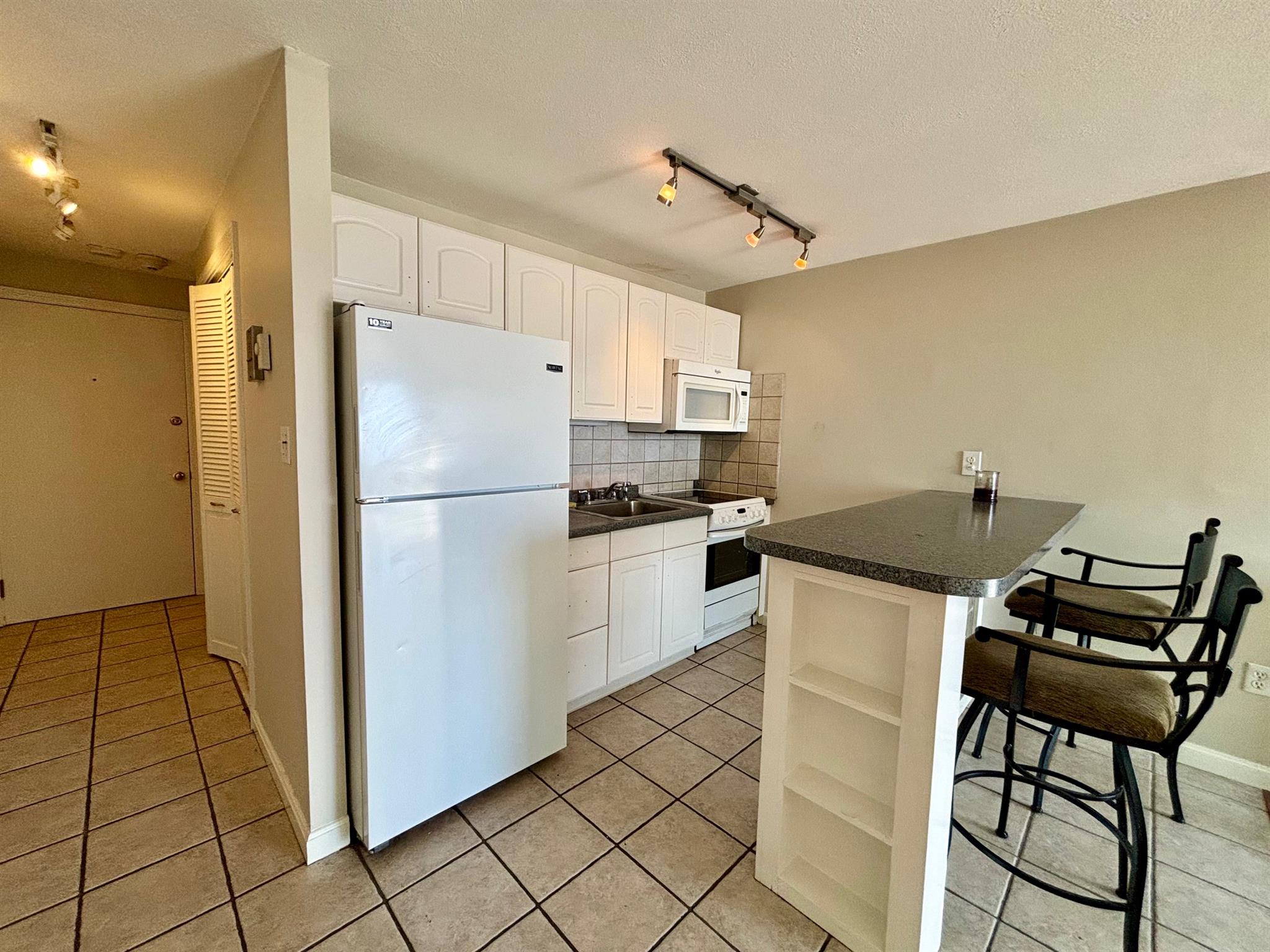Studio bed, 1 bath apartment for rent at 383 Revere Beach Pkwa Unit 4, Revere — photo 10 of 14