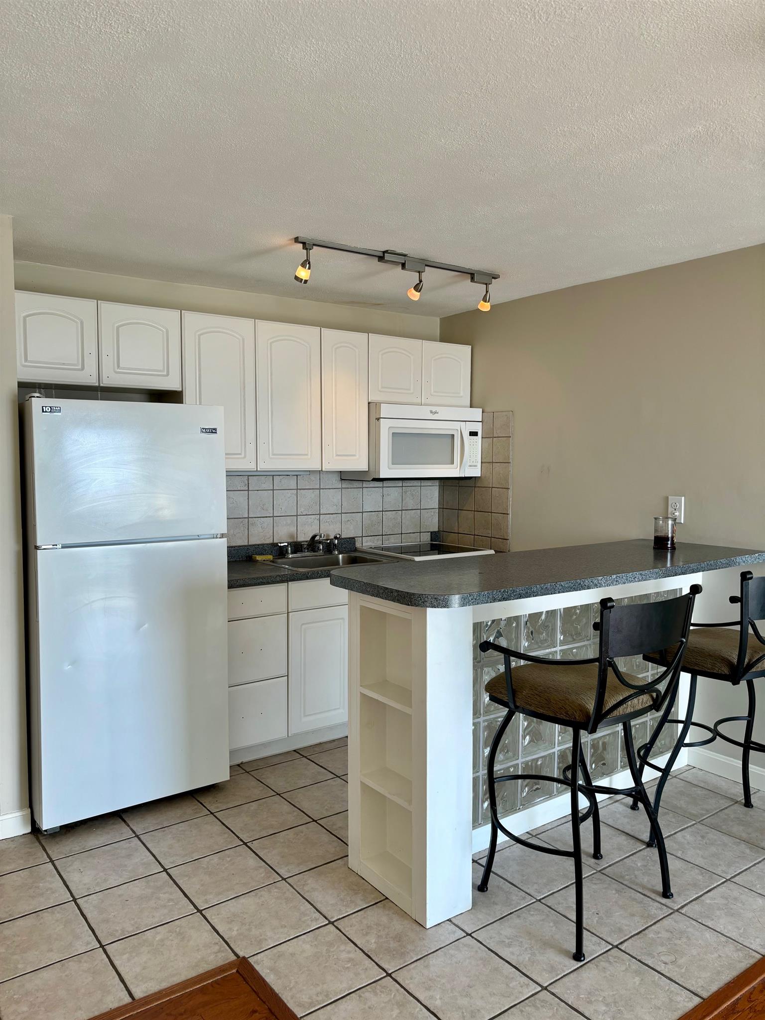 Studio bed, 1 bath apartment for rent at 383 Revere Beach Pkwa Unit 4, Revere — photo 11 of 14