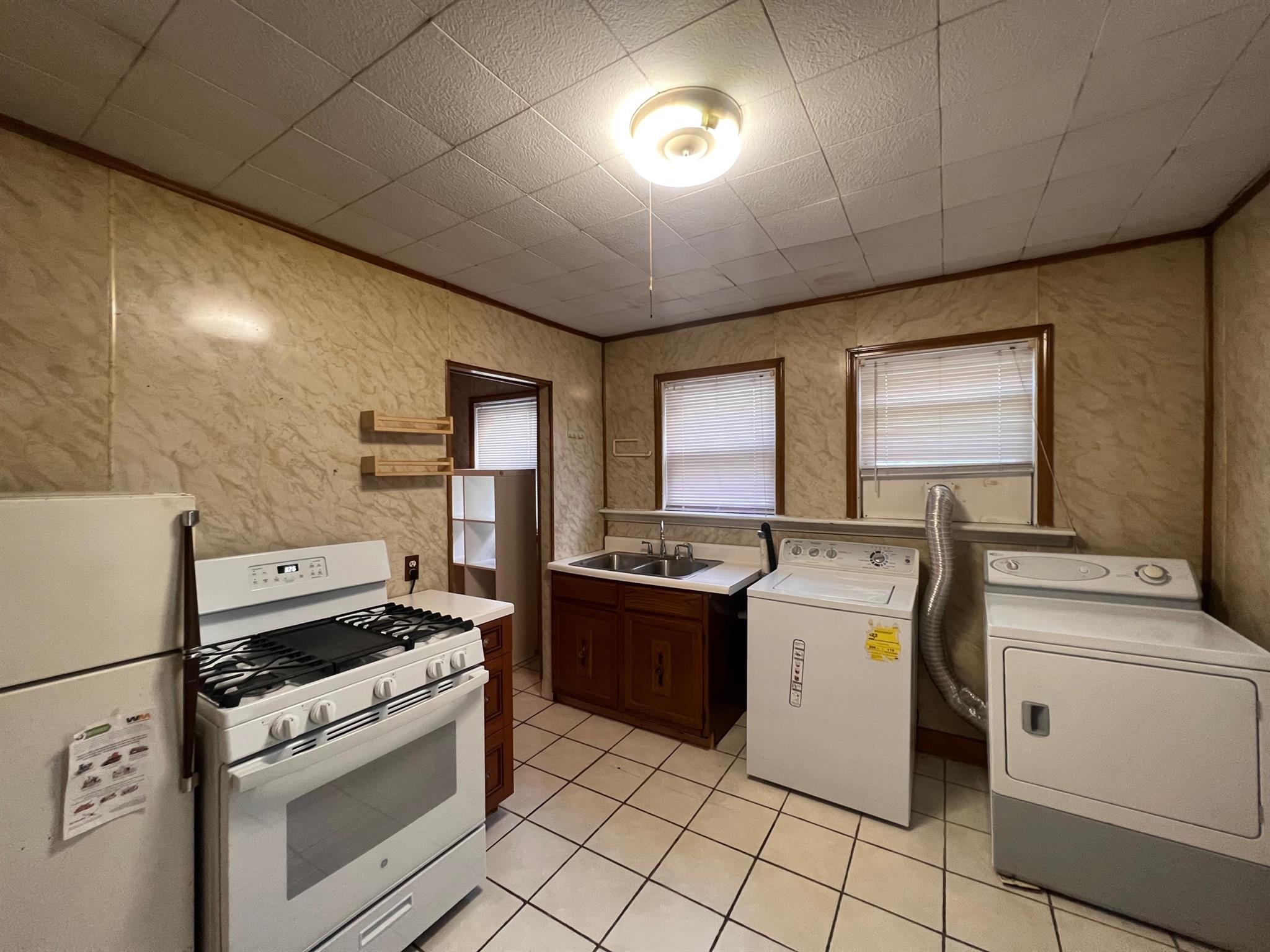 2.5 bed, 1 bath apartment for rent at 3 Saint Clements Rd Unit 1, Tufts University — photo 13 of 16
