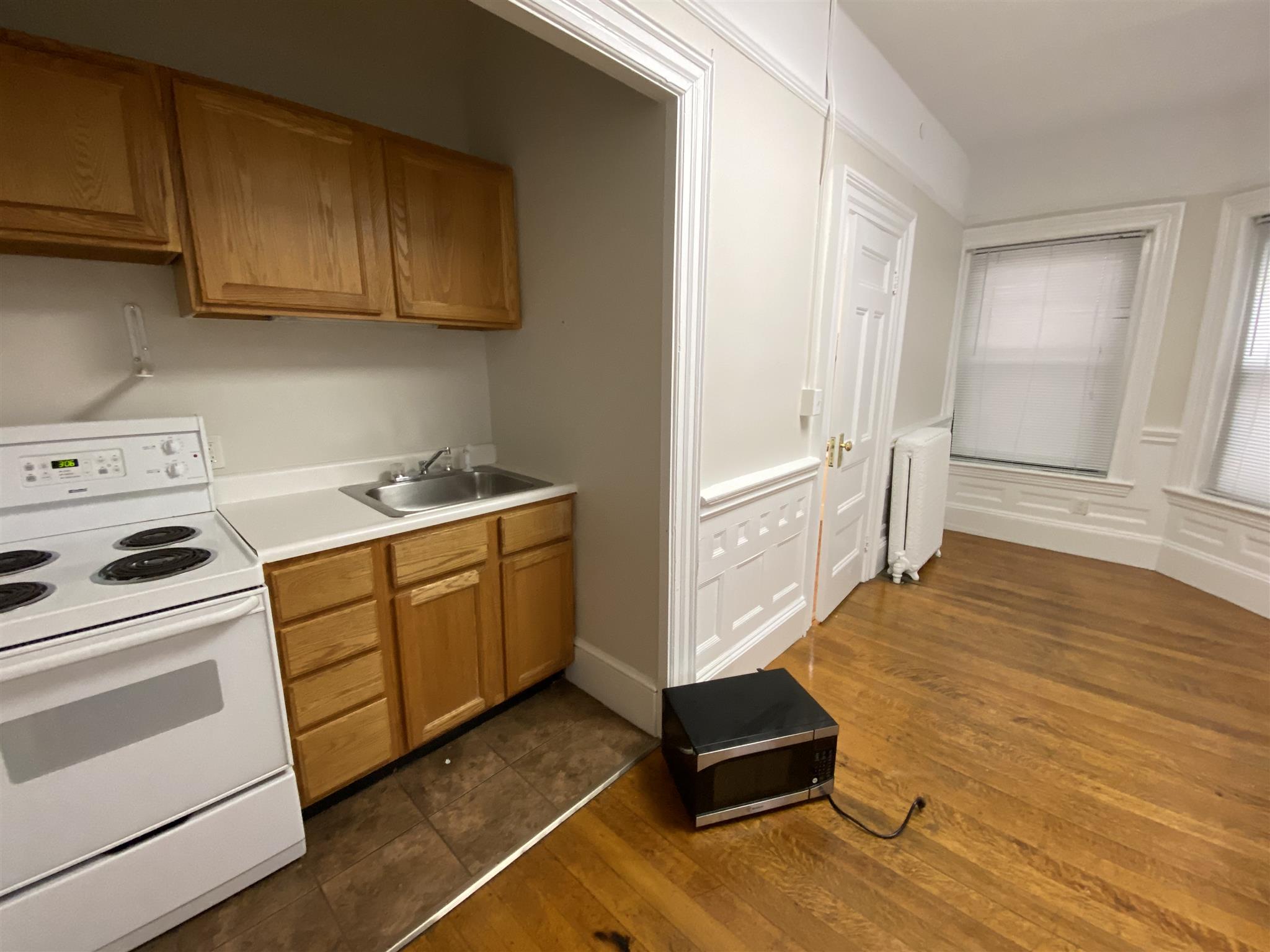 Studio bed, 1 bath apartment for rent at 1039 Massachusetts Ave Unit 304, Harvard Square — photo 6 of 9