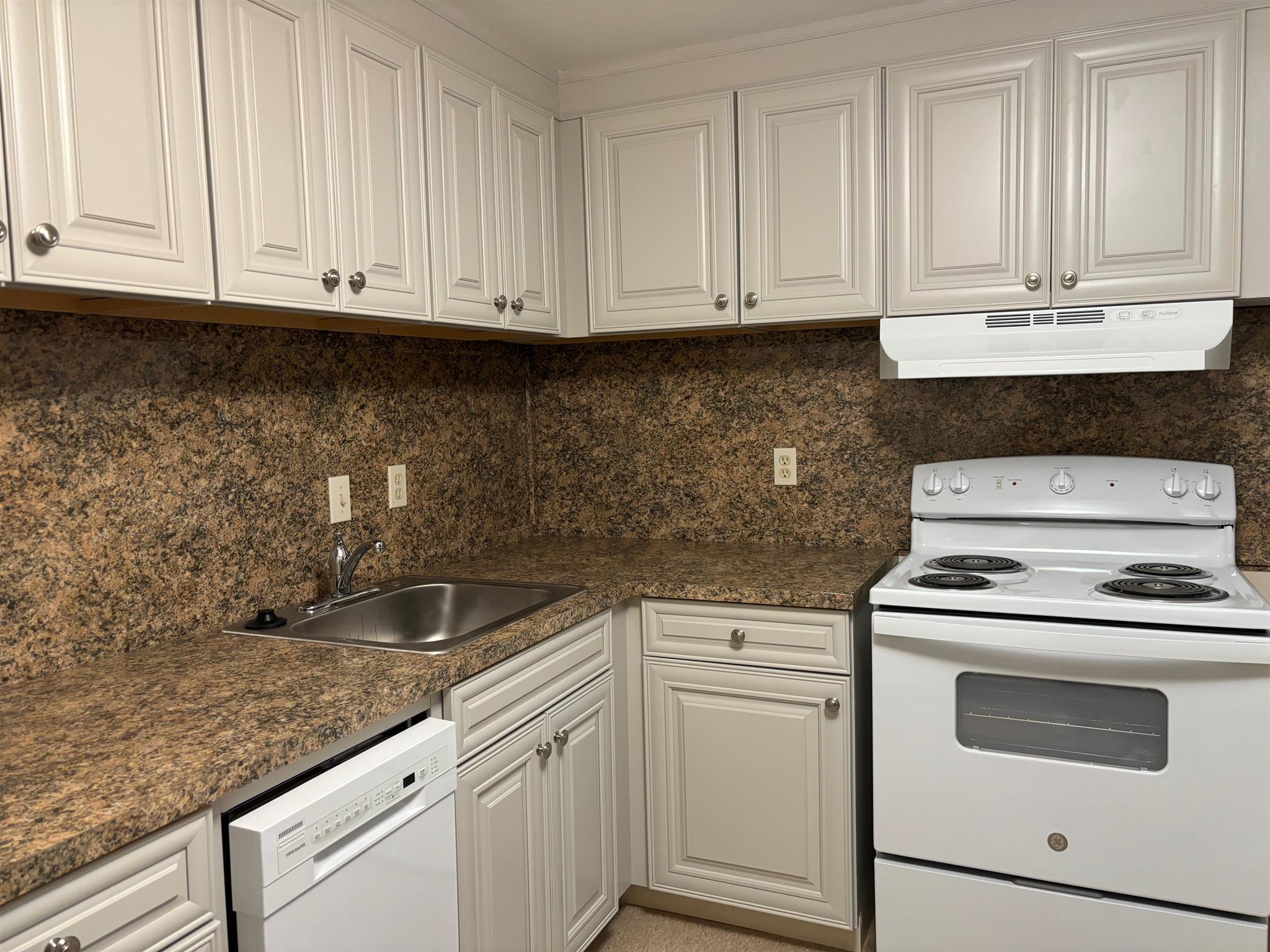 2 bed, 1 bath apartment for rent at 109 Oxford St, Arlington — photo 2 of 11