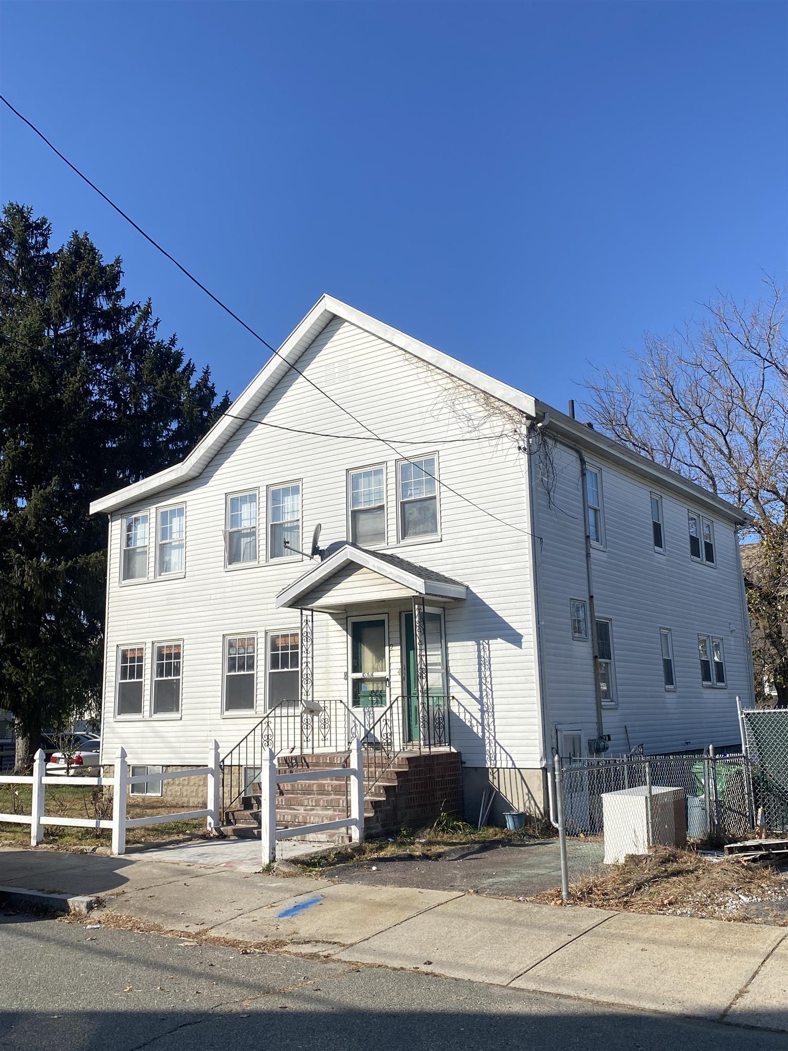 3 bed, 1 bath apartment for rent at 2 Goldsmith Ave Unit 1, Tufts University — photo 1 of 17