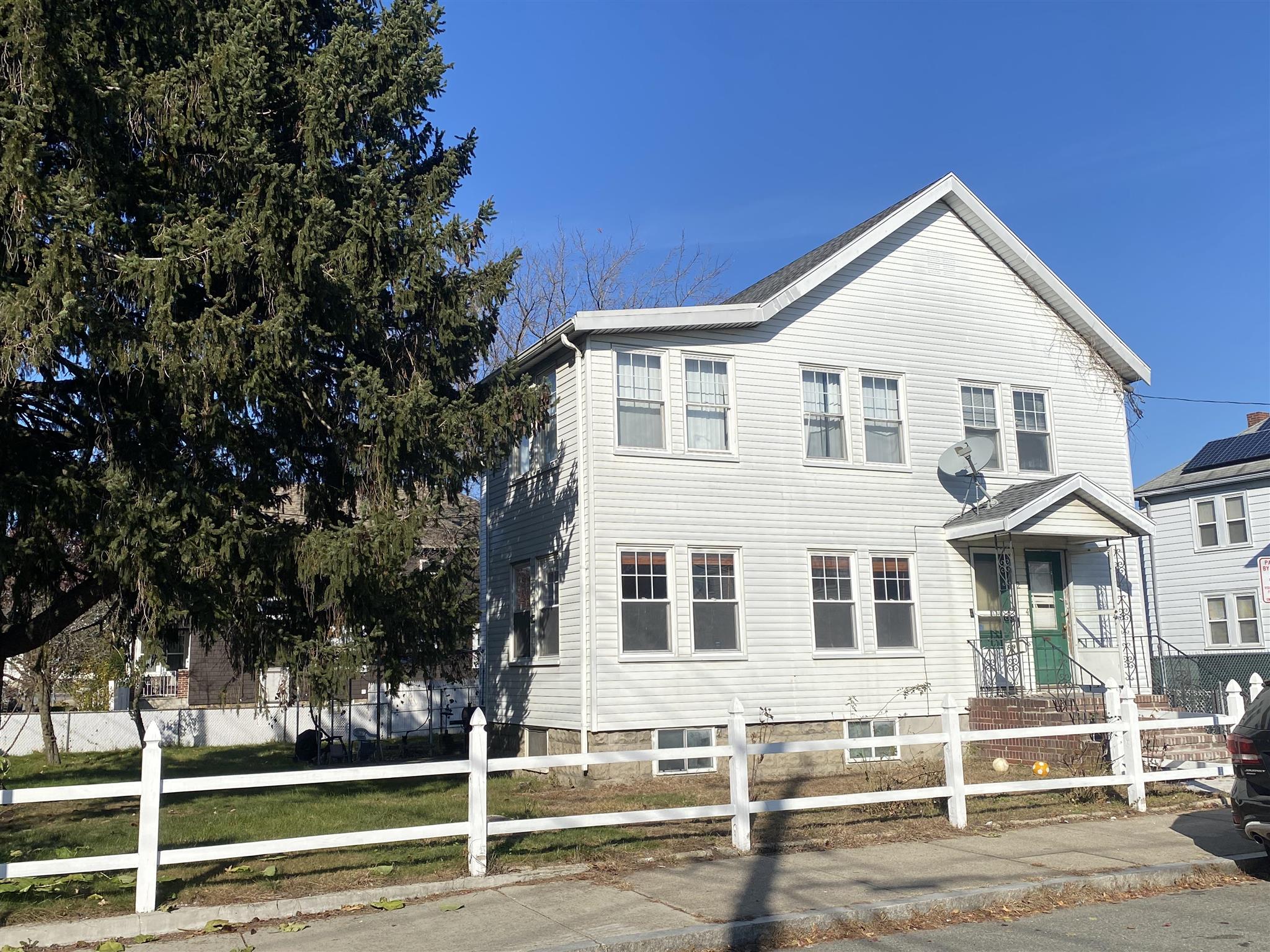 3 bed, 1 bath apartment for rent at 2 Goldsmith Ave Unit 1, Tufts University — photo 2 of 17