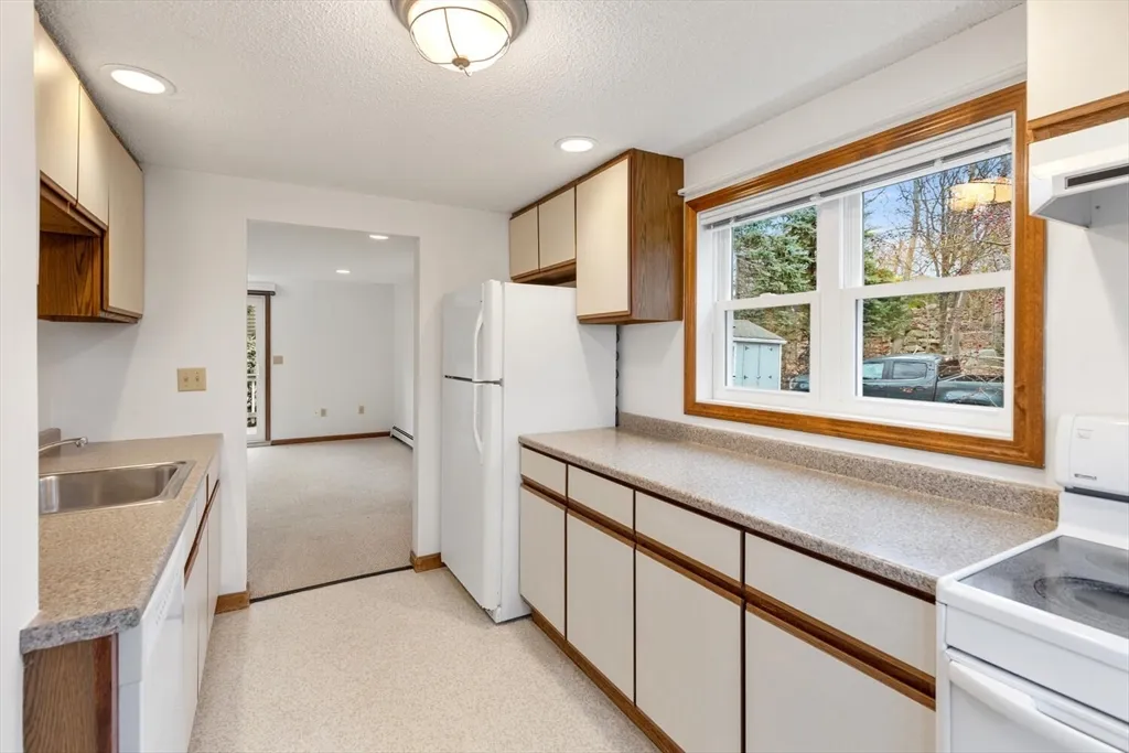 3 Sandpiper Ln, Long Beach