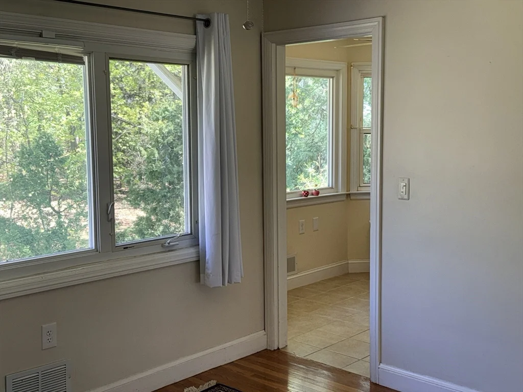 28 Robinhood Rd, Natick