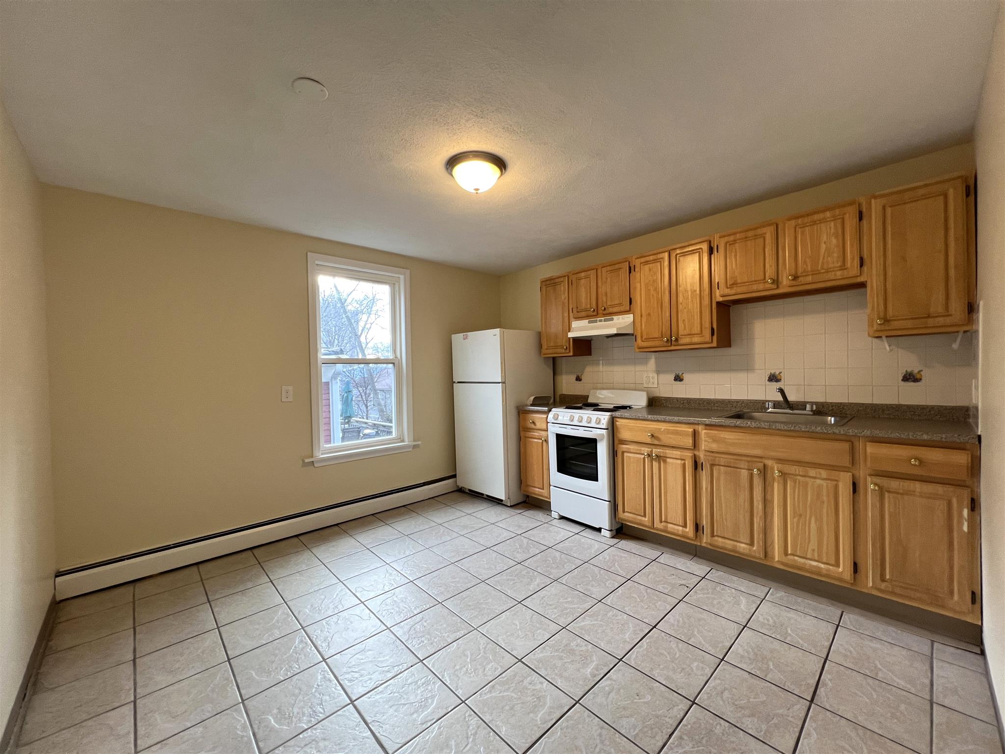 1.5 bed, 1 bath apartment for rent at 9 Banks St Unit 2, Riverside — photo 7 of 16