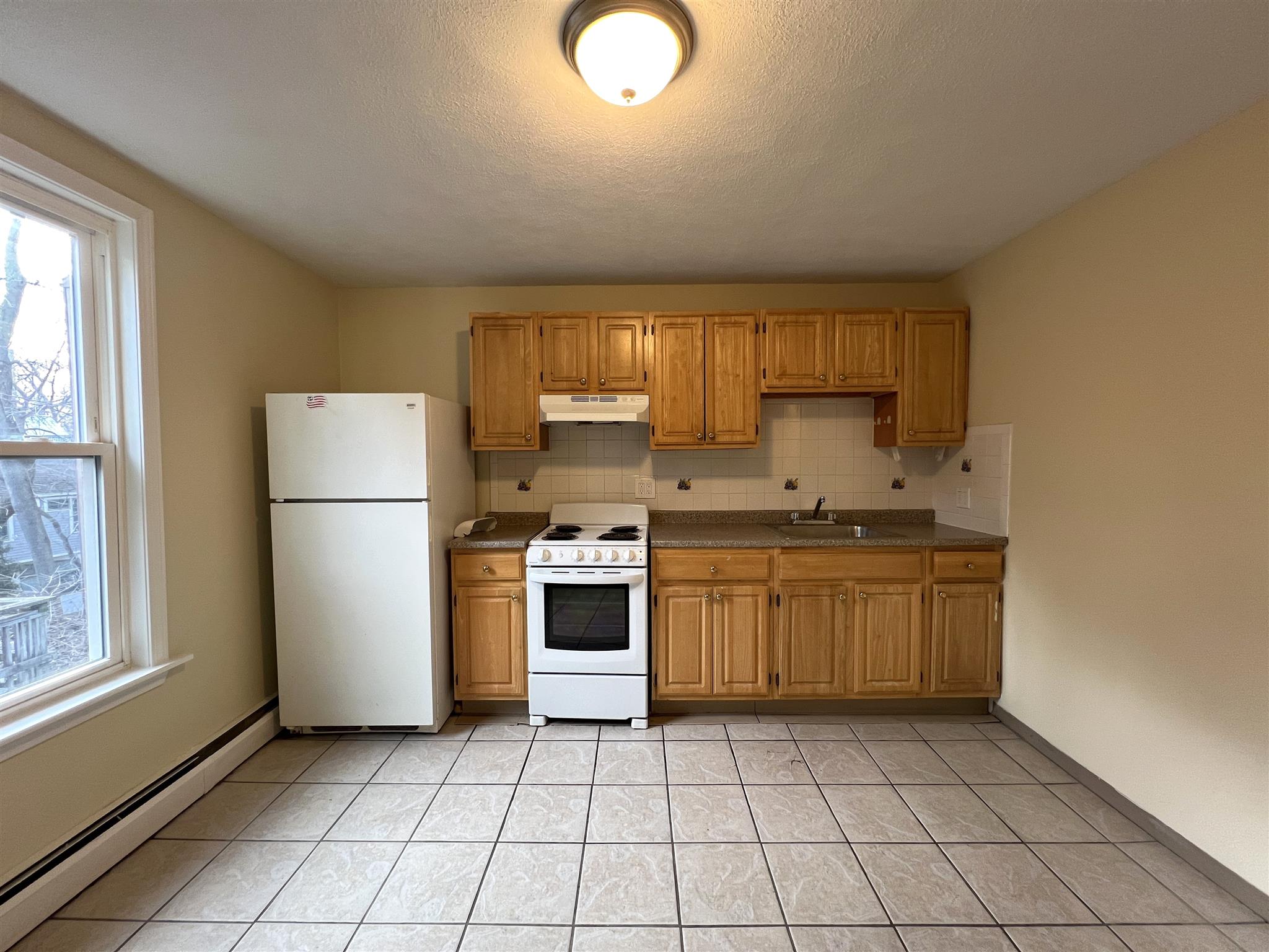 1.5 bed, 1 bath apartment for rent at 9 Banks St Unit 2, Riverside — photo 8 of 16