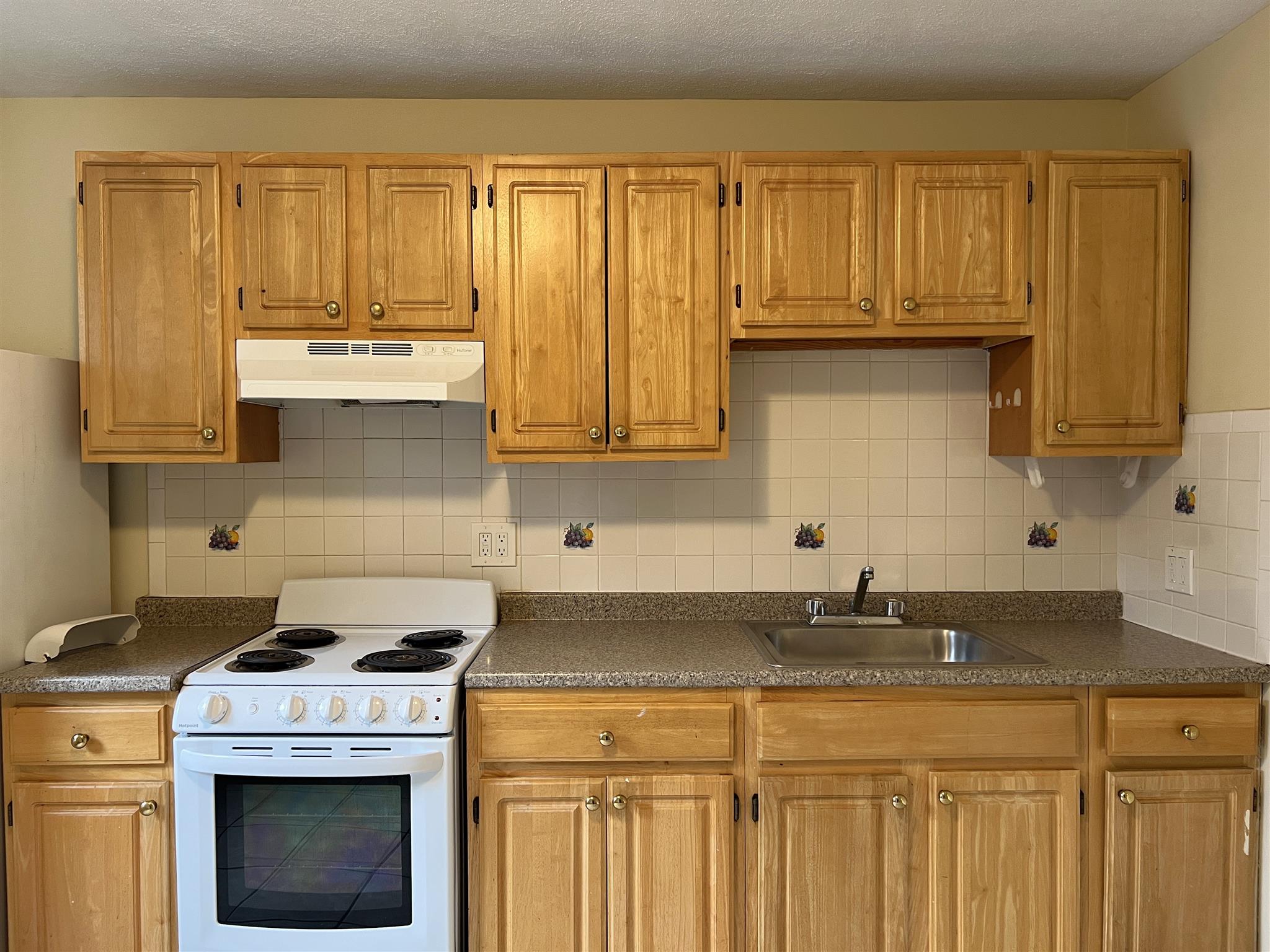 1.5 bed, 1 bath apartment for rent at 9 Banks St Unit 2, Riverside — photo 9 of 16