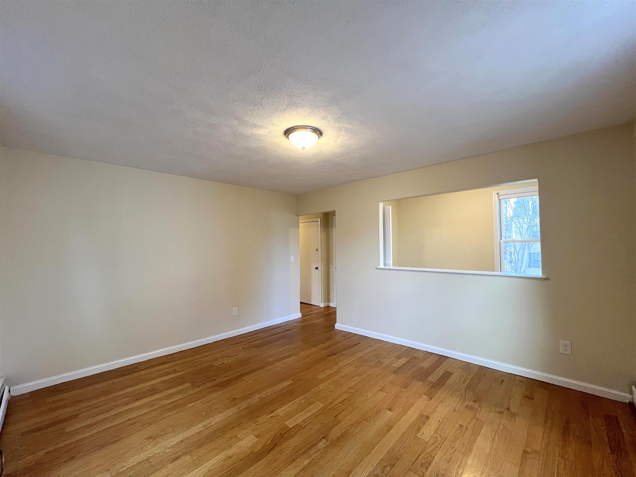 1.5 bed, 1 bath apartment for rent at 9 Banks St Unit 2, Riverside — photo 2 of 16