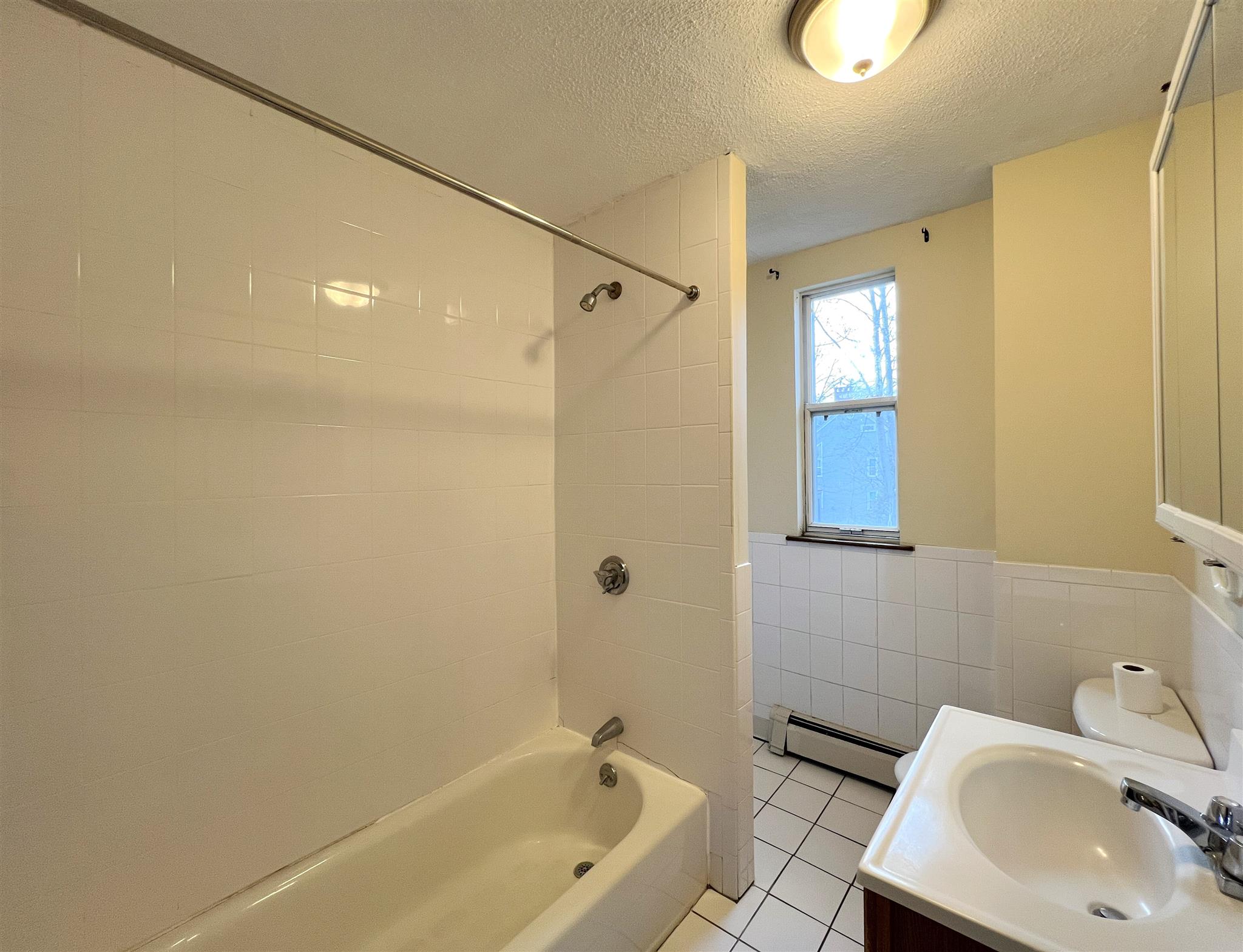 1.5 bed, 1 bath apartment for rent at 9 Banks St Unit 2, Riverside — photo 11 of 16
