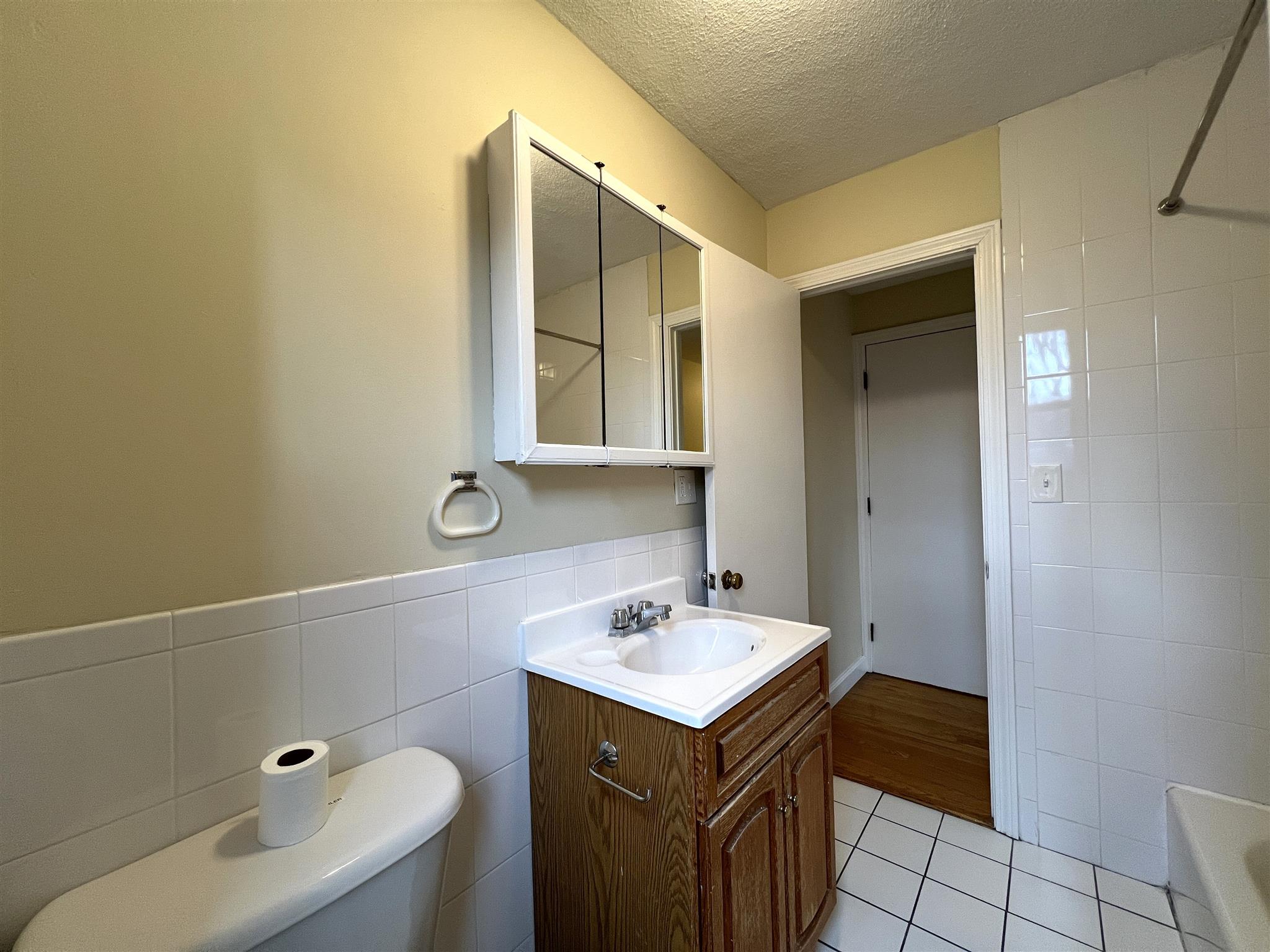 1.5 bed, 1 bath apartment for rent at 9 Banks St Unit 2, Riverside — photo 12 of 16