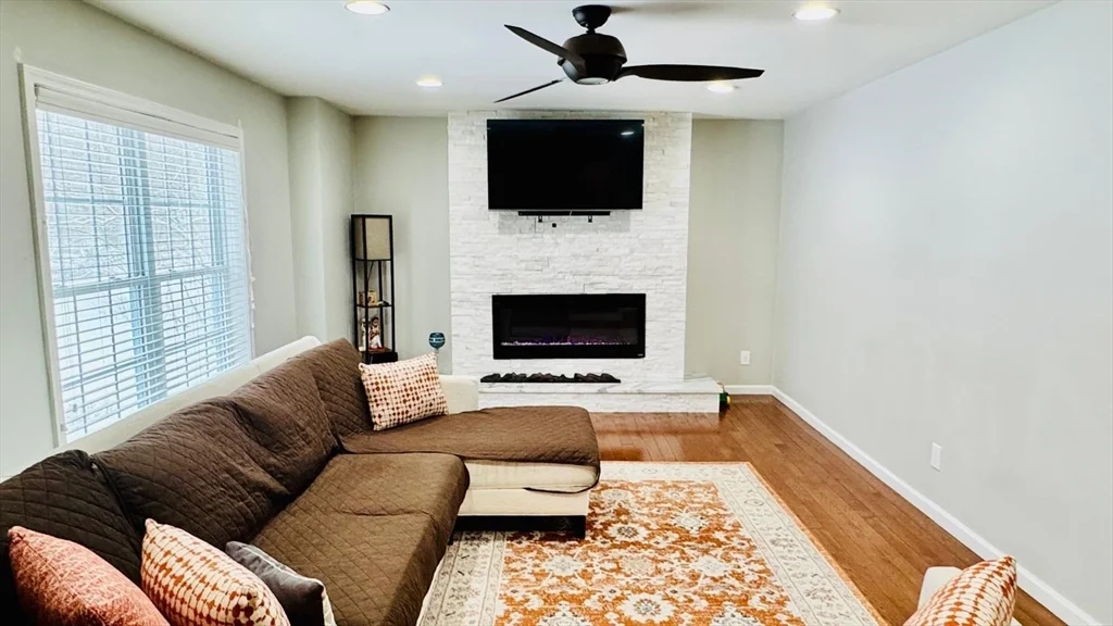 294 Hayden Rowe St, Hopkinton