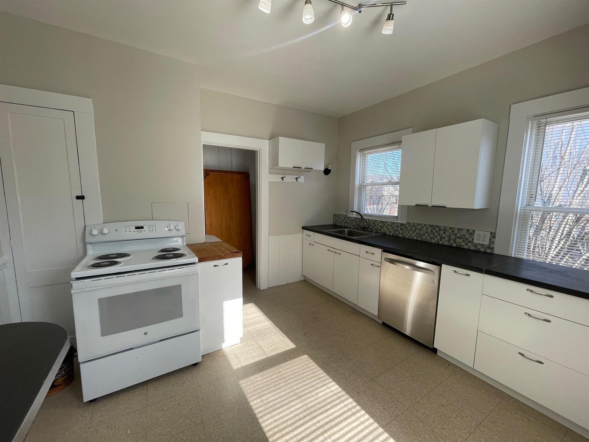 4 bed, 1.5 bath apartment for rent at 434 Broadway Unit 2, Winter Hill — photo 4 of 26