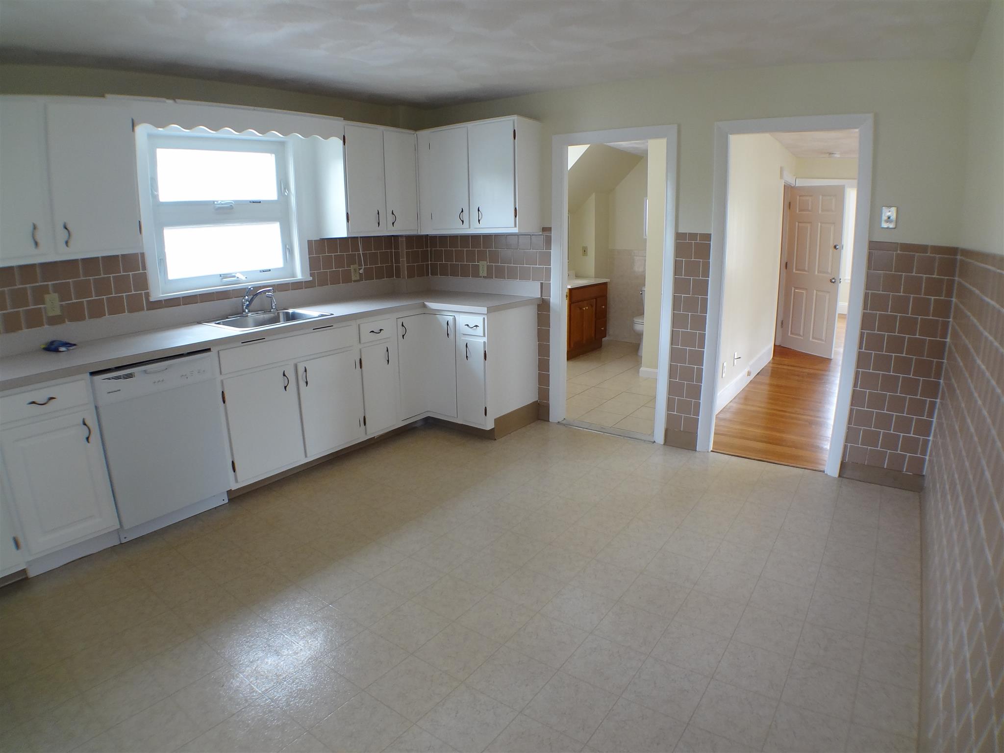 1.5 bed, 1 bath apartment for rent at 586 Main St Unit 2, South Medford — photo 3 of 12