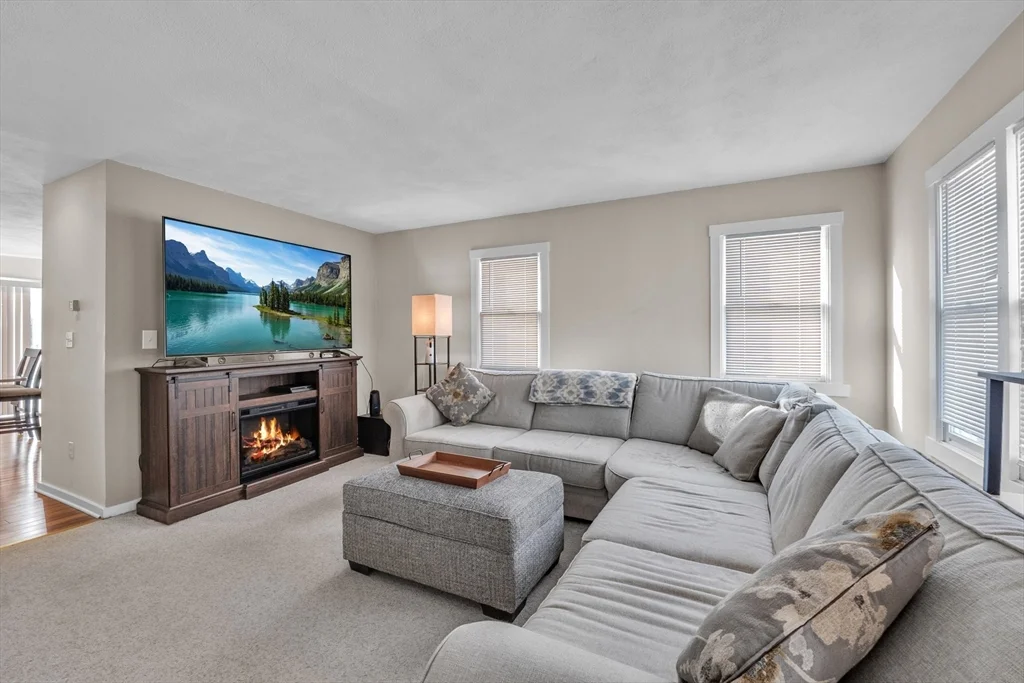 18 Merlin Ct, Tatnuck