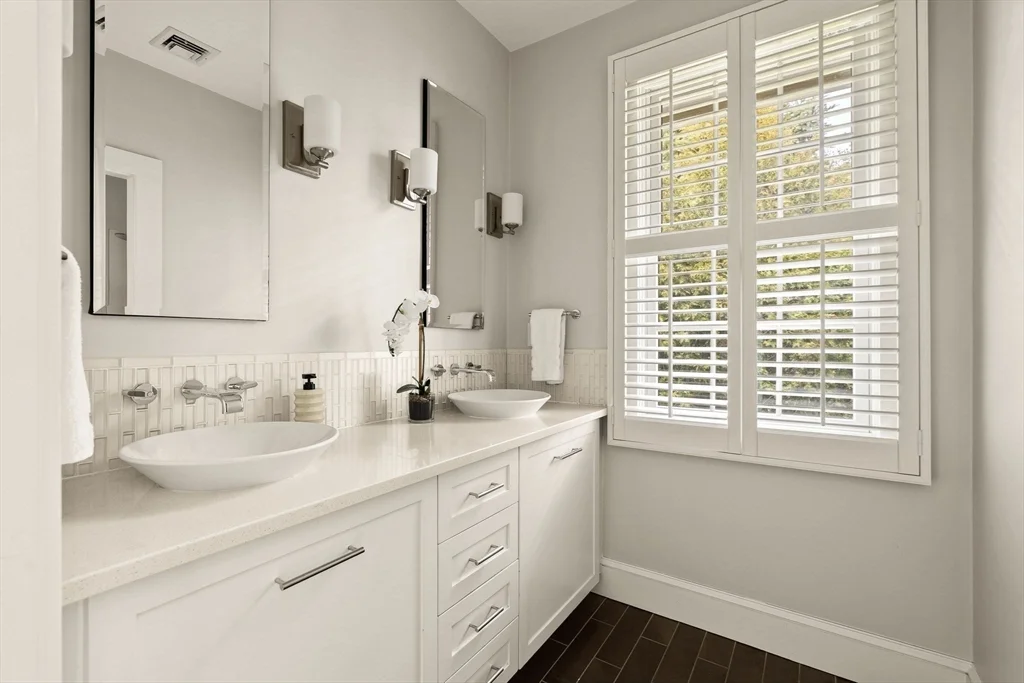 59 Harbor Ave, Marblehead Neck