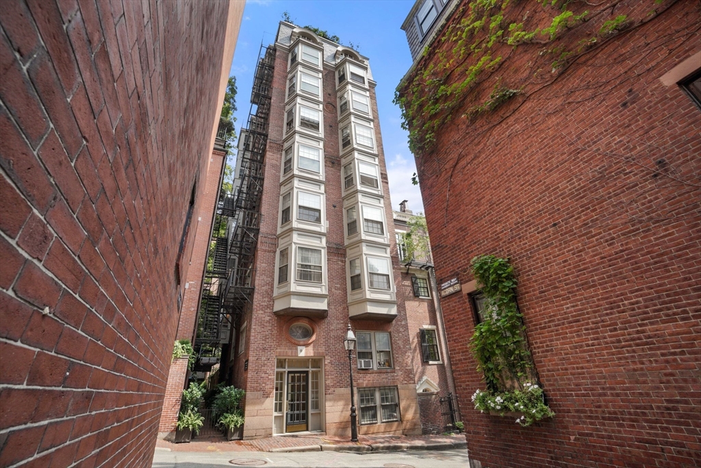 9 Willow St, Beacon Hill