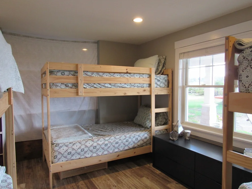 37 River Rd, Little Neck