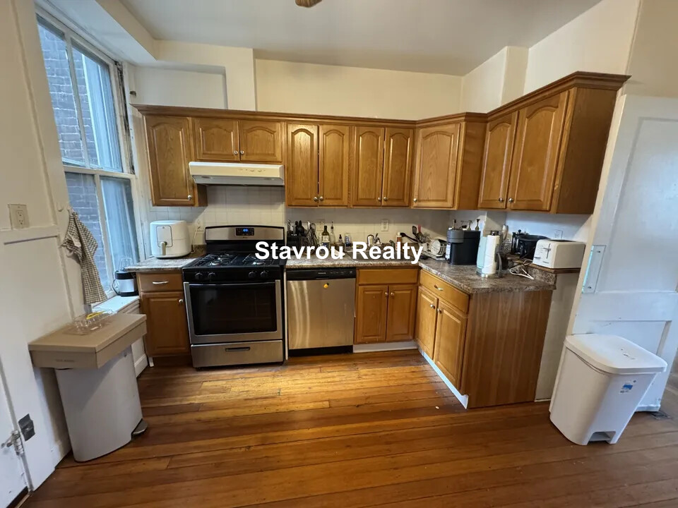 1681 Beacon St, Aspinwall Hill