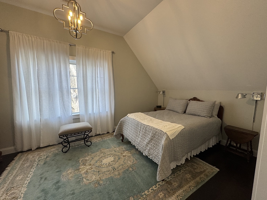 1037 Pleasant St, Bridgewater