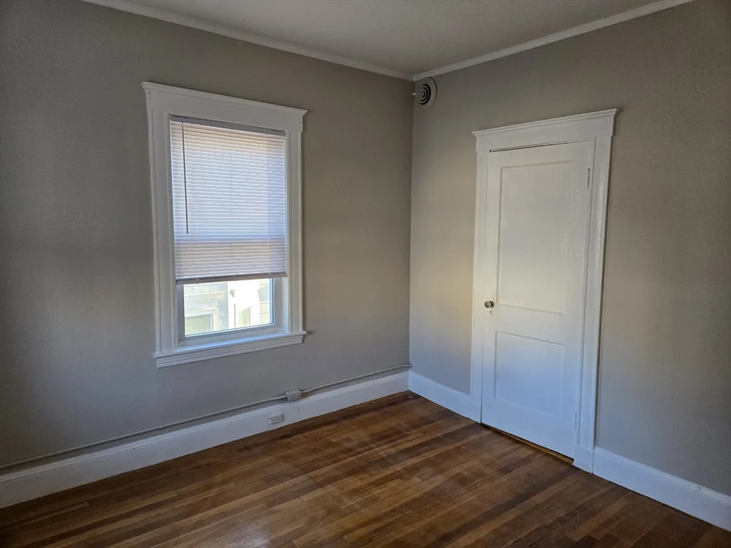 654 Metropolitan Ave, Hyde Park