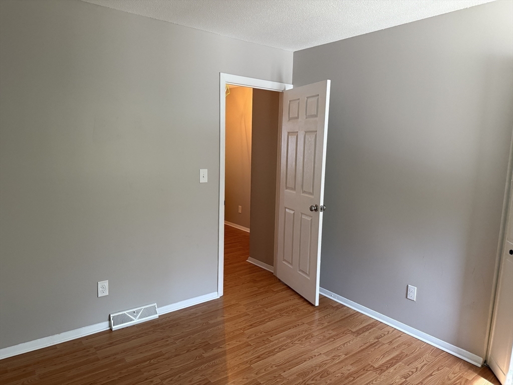 555 Russell Rd, Westfield