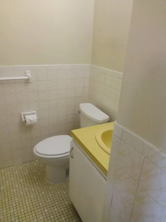 386 Commercial, North End