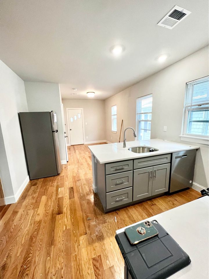 5 bed, 2 bath apartment for rent at 18 Ellis Ave Unit 3, Medford — photo 4 of 17