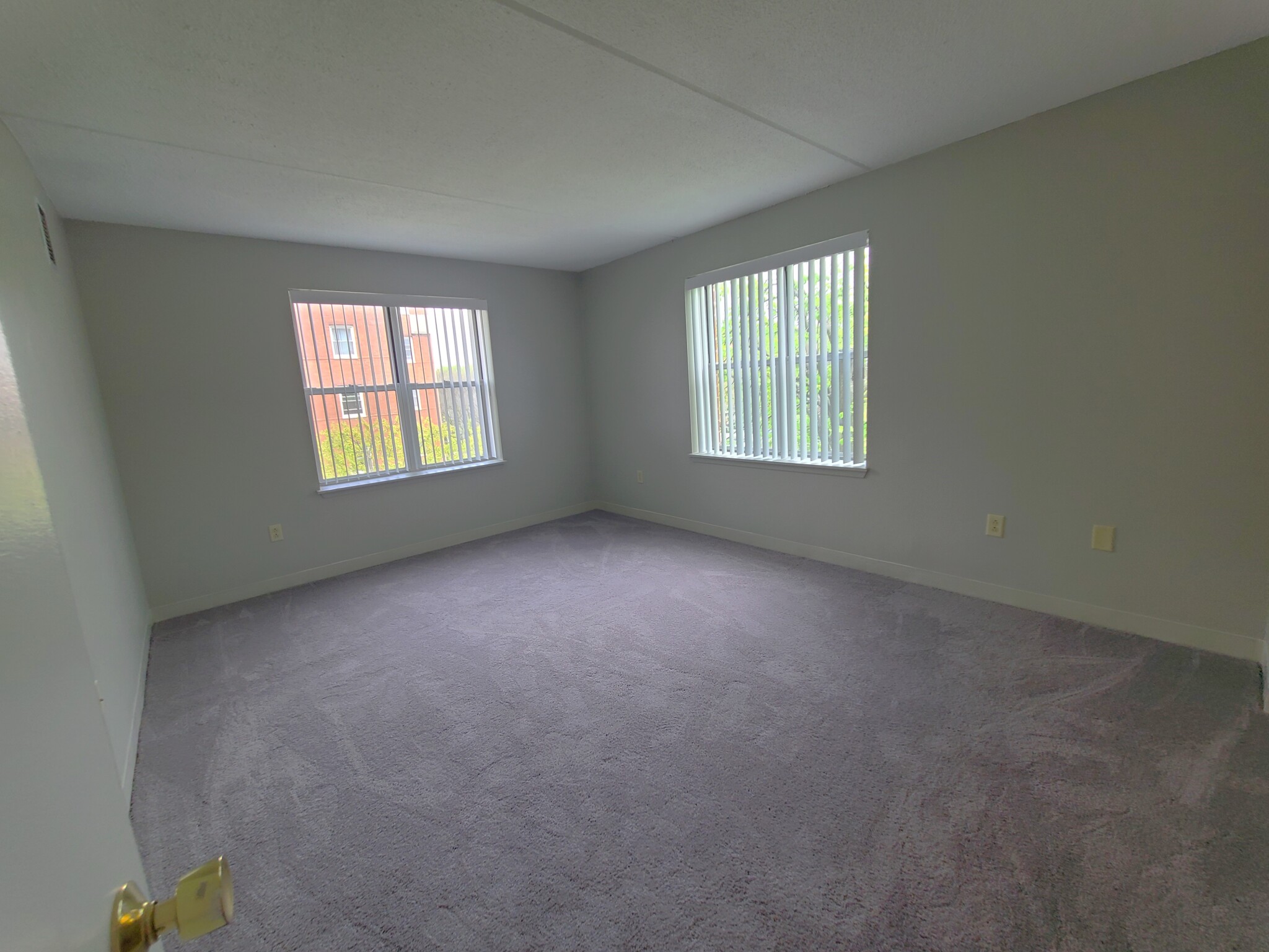 1 South Point Dr, Dorchester