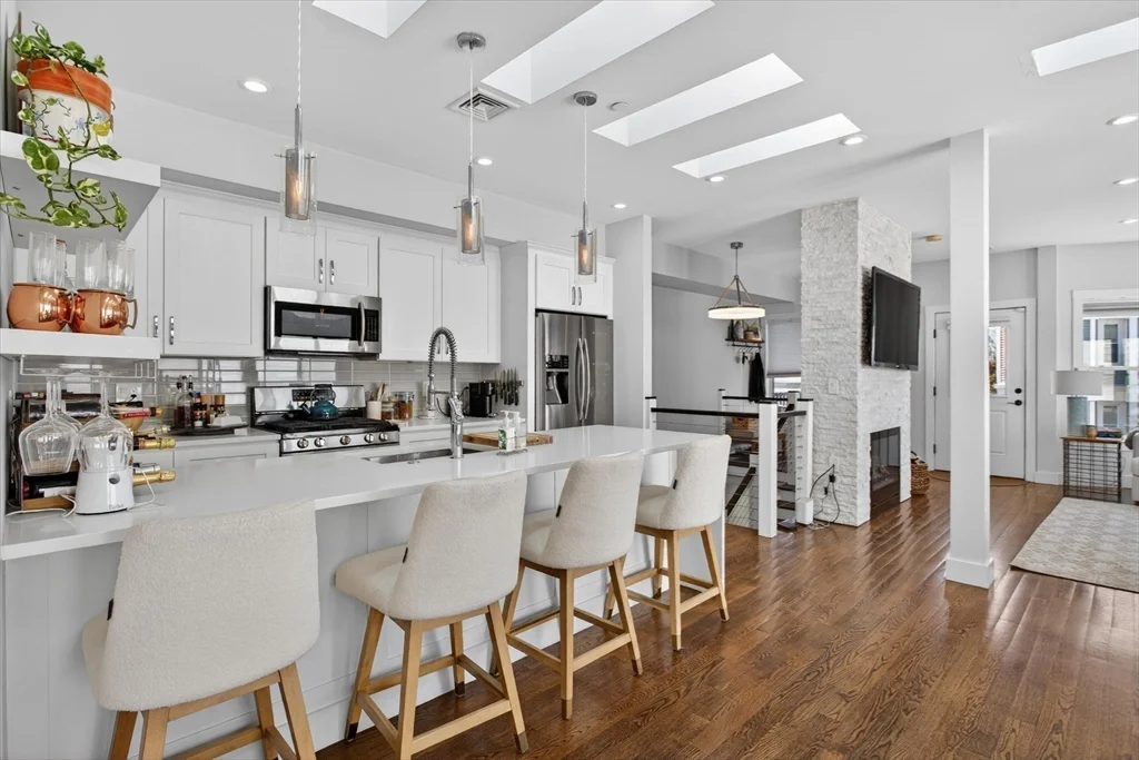 15 W Bellflower St, South Boston