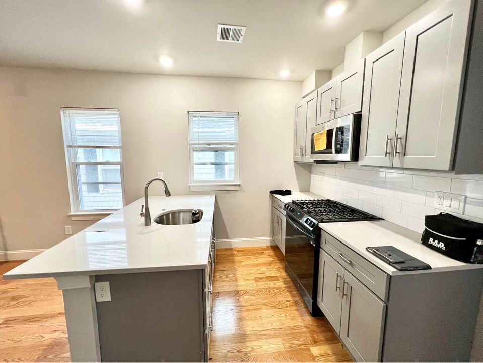 5 bed, 2 bath apartment for rent at 18 Ellis Ave Unit 3, Medford — photo 2 of 17