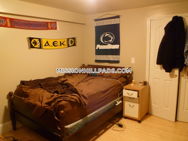 6 bed, 3 bath apartment for rent at 152-154 Parker Hill Ave Unit 1, Mission Hill — photo 6 of 38