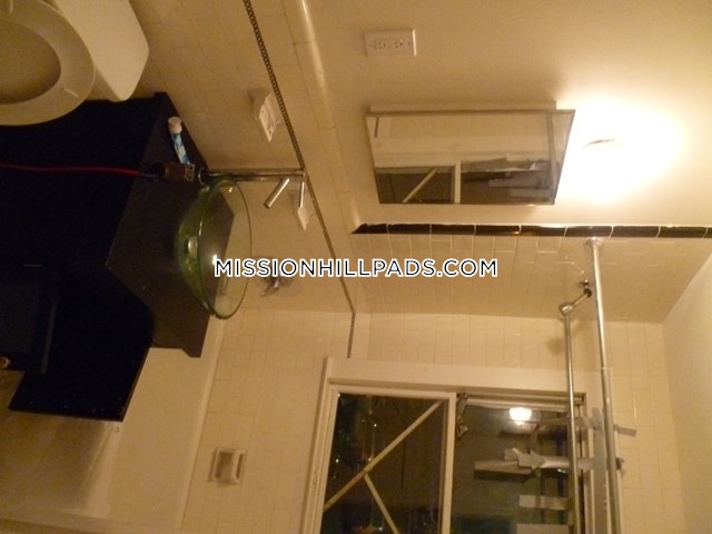 6 bed, 3 bath apartment for rent at 152-154 Parker Hill Ave Unit 1, Mission Hill — photo 10 of 38