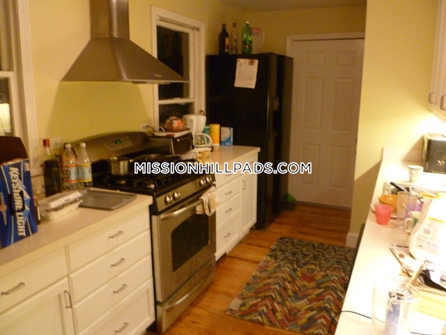 6 bed, 3 bath apartment for rent at 152-154 Parker Hill Ave Unit 1, Mission Hill — photo 4 of 38