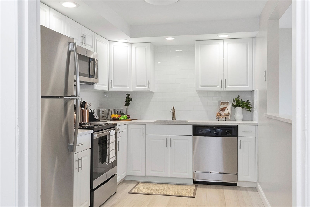 5 Stonehill Dr, Stoneham