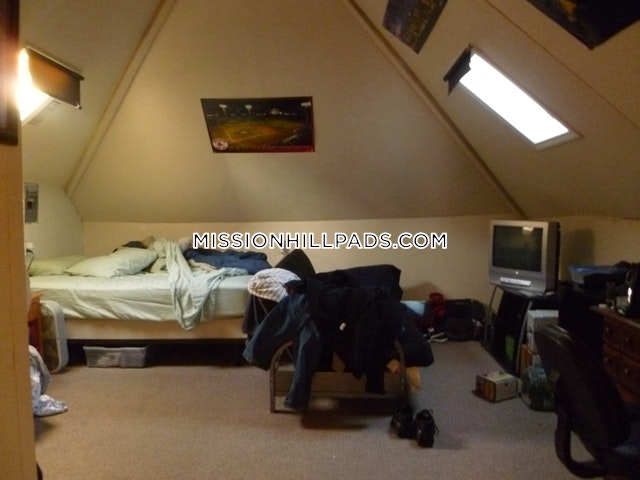 5 bed, 2 bath apartment for rent at 59 Hillside St Unit 3, Mission Hill — photo 53 of 54