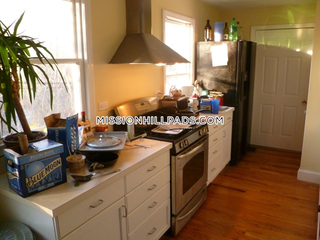 6 bed, 3 bath apartment for rent at 152-154 Parker Hill Ave Unit 1, Mission Hill — photo 2 of 38