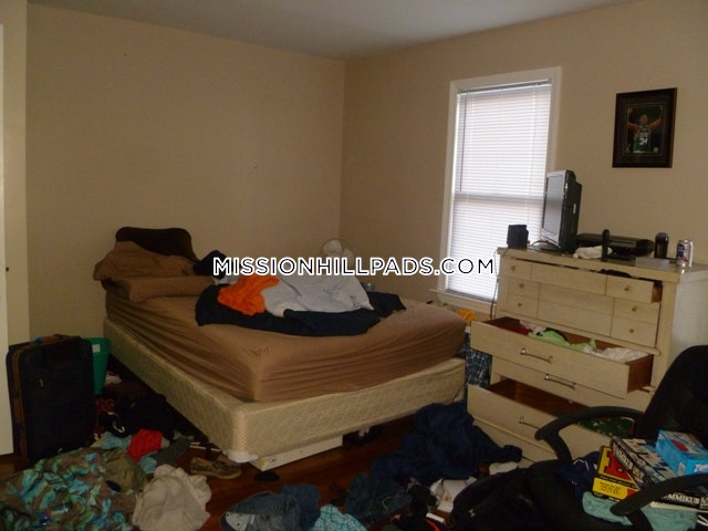 6 bed, 3 bath apartment for rent at 152-154 Parker Hill Ave Unit 1, Mission Hill — photo 11 of 38