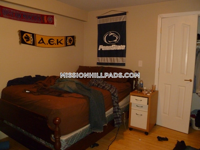 6 bed, 3 bath apartment for rent at 152-154 Parker Hill Ave Unit 1, Mission Hill — photo 12 of 38