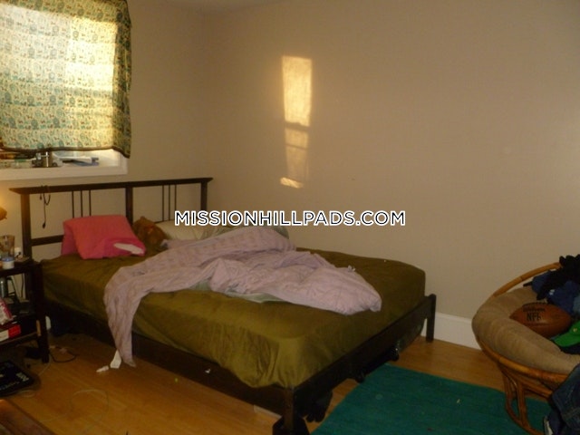 6 bed, 3 bath apartment for rent at 152-154 Parker Hill Ave Unit 1, Mission Hill — photo 13 of 38