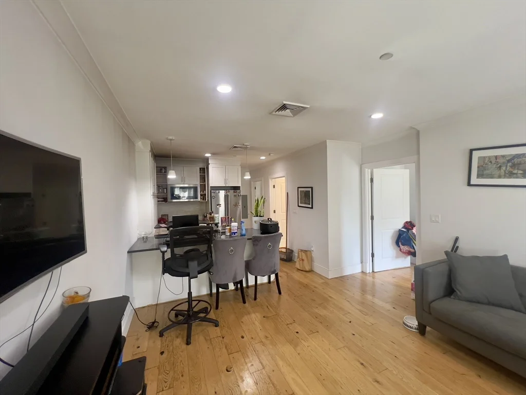 30 Polk St, Charlestown